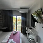 Pini Sarandë