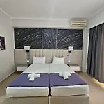 Pini Sarandë