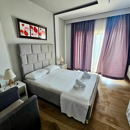 Pini Sarandë